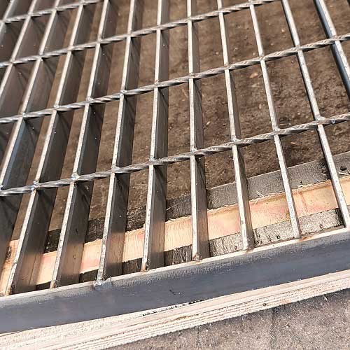 匠心獨(dú)運(yùn)：人工焊接異形鋼格柵鋼格板展現(xiàn)無限可能