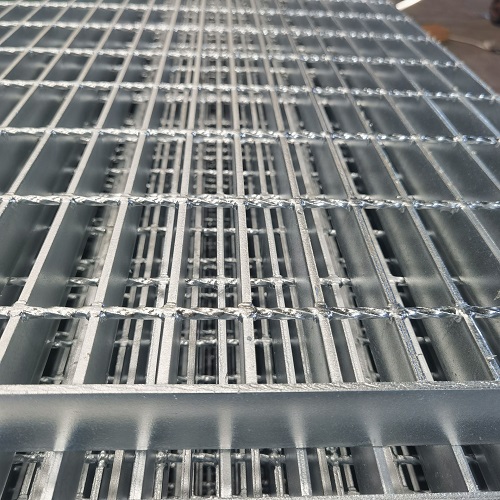 冬季路面濕滑：汽車(chē)坡道鍍鋅鋼格板鋼格柵水溝蓋板的安全保障