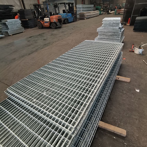 冬季路面濕滑：汽車(chē)坡道鍍鋅鋼格板鋼格柵水溝蓋板的安全保障