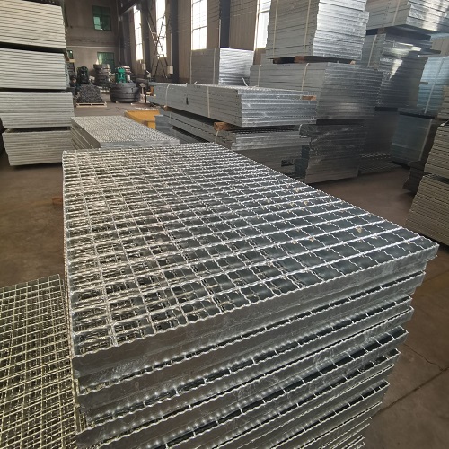 高空作業(yè)平臺(tái)專用鋼格板：安全承重設(shè)計(jì)全解析！