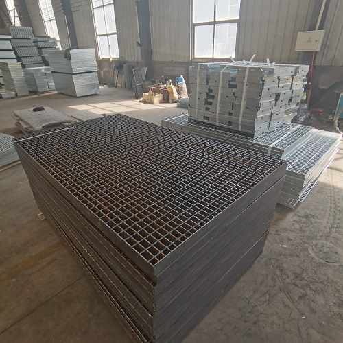 光伏電站鋼格板支架方案：耐候性+易維護！