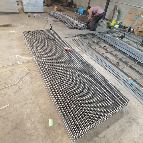 市政工程鋼格板選型：玻璃鋼格柵VS金屬格柵對(duì)比！